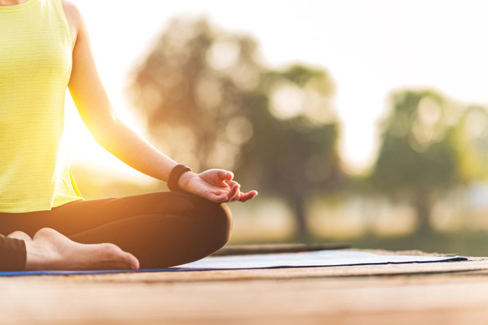 Frau im Lotussitz in der Natur, © AdobeStock
